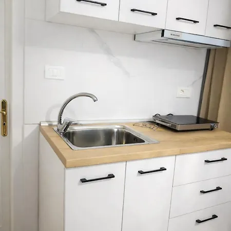 Cozy With Sunny Terrace ティラナ