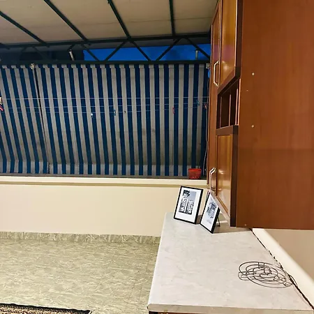 Cozy With Sunny Terrace شقة *