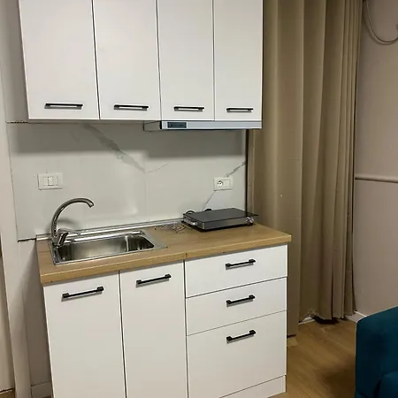 Cozy With Sunny Terrace شقة تيرانا