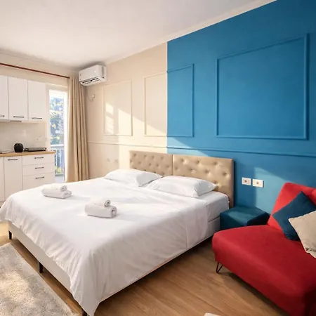 Cozy With Sunny Terrace Apartament