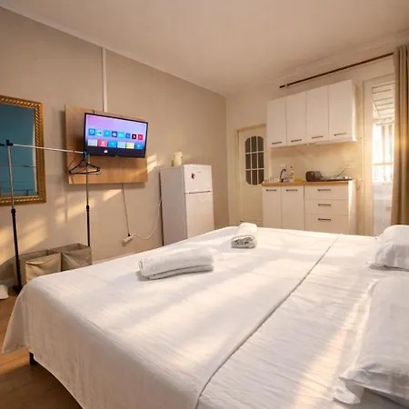 Cozy With Sunny Terrace Apartament Tirana